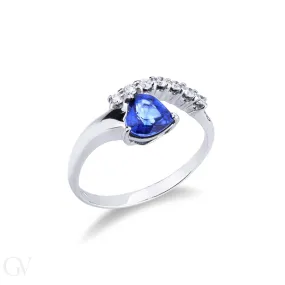 Anello in oro bianco 18k con zaffiro blu a cuore e una fila in diamanti