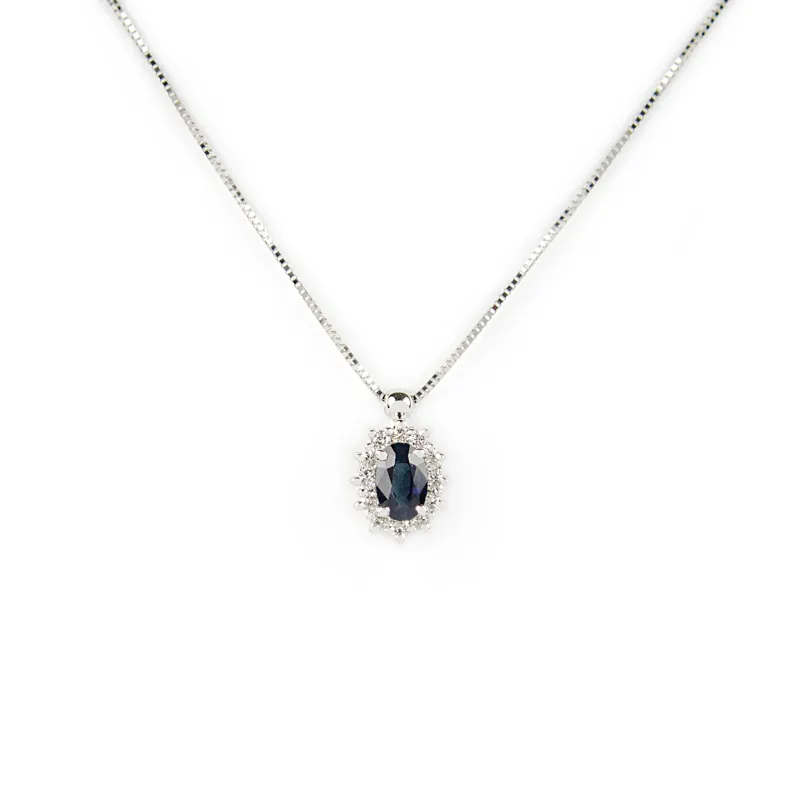 Collana in oro bianco con zaffiro ovale e diamanti